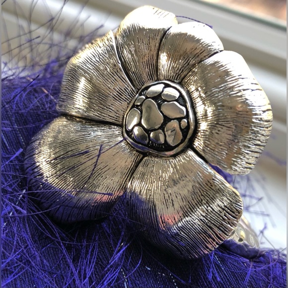 🎉🎉Chunky Silver Tone Flower Bracelet - Picture 11 of 12